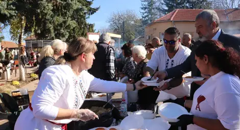 Направиха сарма над 1 кг. и сарми с джанки на първия Празник на Хотанската сарма Направиха сарма над 1 кг. и сарми с джанки на първия Празник на Хотанската сарма