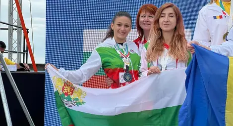 Людмила Пенева /в средата/ заедно със съотборничките си.                                 Снимка: IPA