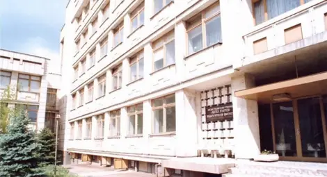 В тази сграда срещу днешната болница &bdquo;Медика&ldquo; прохожда факултет &bdquo;Природни науки и образование&ldquo;.