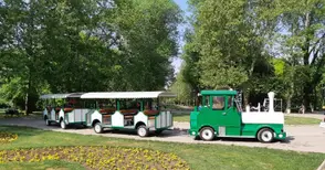 Атракционно влакче радва малки и големи в парка