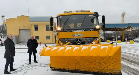 Проходими при зимни условия са пътищата по републиканската пътна мрежа в Русенска област. Без ток е част от Две могили