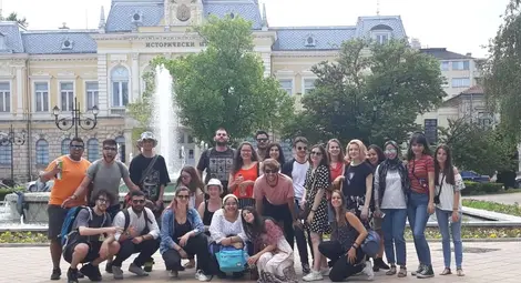 Доброволци рисуват приказни герои по лицата на деца за карнавала Доброволци рисуват приказни герои по лицата на деца за карнавала