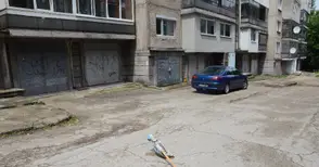 Клон и саксия пазят от дупка в „Здравец Изток“