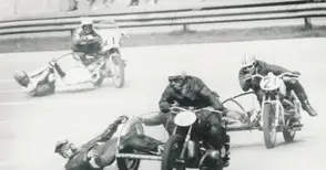 Черно-бели мигове от цветната мозайка на живота: „3х2“ - снимката е професионална, показва динамиката, напрежението и смелостта, само да не беше това яке...