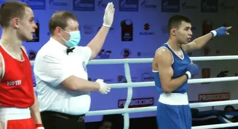 Радослав Росенов чака италианец на ринга след бързата разправа с датчанина на старта на турнира.