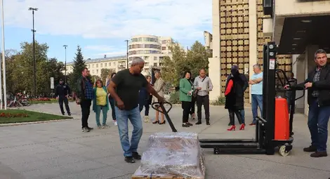 470 700 бюлетини за изборите на 29 октомври пристигнаха вчера в Русе и ще бъдат под охрана в Областната администрация, докато не бъдат предадени на общините.              Снимка: ОА