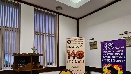 Гимназията по дървообработване в Русе с две купи, медали и грамоти от националното състезание  "Мебели, стилни мебели и дърворезба"