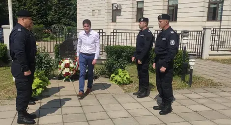 Преди връчването на наградите бяха поднесени венци пред Монумента на признателността към служителите, посветили живота си в служба на обществото. 	Снимка:ОД на МВР