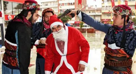 Турски националисти заплашиха с пистолет мъж, облечен като дядо Коледа Турски националисти заплашиха с пистолет мъж, облечен като дядо Коледа