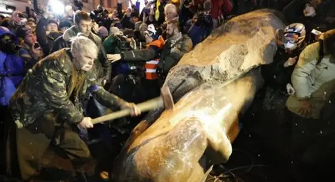 В Украйна демонтират паметници на Ленин /видео/