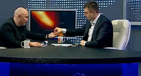 Росен Петров пред Бареков в студиото: Ставам член на &bdquo;България без цензура&ldquo;. Водещият слиза от екрана и се хвърля в политиката