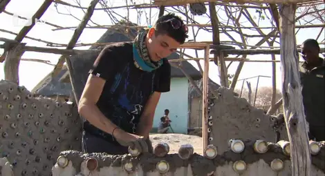 Маймуни разрушават лагера на участниците в „Африка: звездите сигурно са полудели!” /галерия/ Маймуни разрушават лагера на участниците в „Африка: звездите сигурно са полудели!” /галерия/