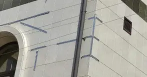 Тиксо държи да не падат плочи от фасадата на Административния съд