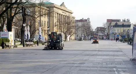 Модерни машини чистят от днес градските улици и площади в Русе