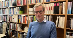 Австрийският дипломат и член на МД „Елиас Канети“ Лотар Яшке: Нелсън Мандела казва, че химикалът е по-силен от оръжието. Мисля, че и Елиас Канети казва същото