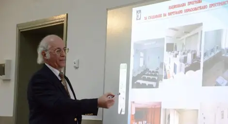 Проф.Смрикаров чете лекция на русенскиучители Проф.Смрикаров чете лекция на русенскиучители