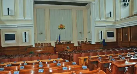 Нова схема! Телефонната мафия жили депутати с пари за път