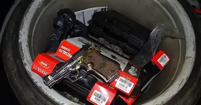 Румънци хванати в кола с наш номер със седем купени в Русе пистолета