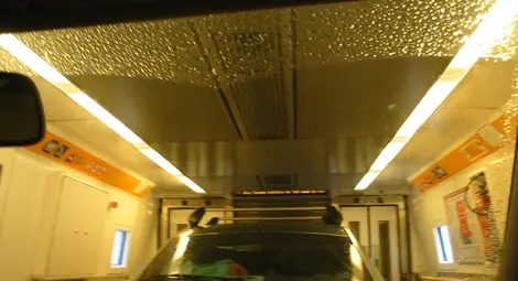 Тунелът, гледан от превозван на жп платформа автомобил.