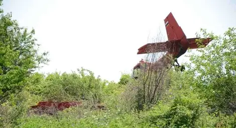 Селскостопански самолет се заби в ябълкова градина