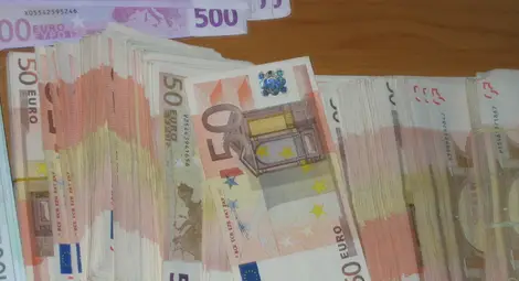 Венецуелец хванат на Аерогара София с 407 000 евро в багажа