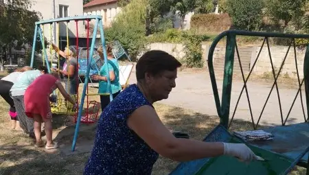 В Мечка не само почистиха детската площадка, а и боядисаха играчките.                                        Снимка: Читалище &bdquo;Отец Паисий&ldquo;