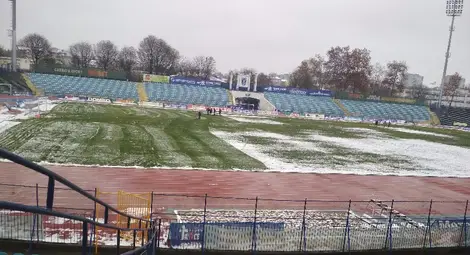 Работници се мъчат на Градския със снегорини от пейки с въжета Работници се мъчат на Градския със снегорини от пейки с въжета