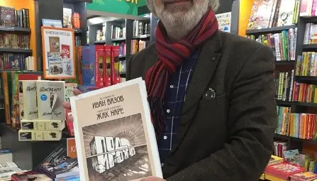 Арх.Орлин Неделчев с уникалното издание на комикса по &bdquo;Под игото&ldquo;, който сам преведе и издаде.            Снимка: Архив
