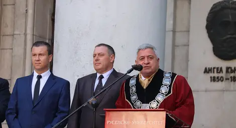 Тържествено откриха новата учебна година в университета Тържествено откриха новата учебна година в университета