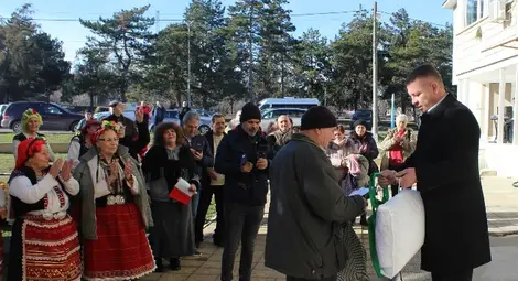 Иваново празнува имен ден с хоро и къпане на Царя на коледарите утре. Празникът започва точно в 12.00 часа пред Общината Иваново празнува имен ден с хоро и къпане на Царя на коледарите утре. Празникът започва точно в 12.00 часа пред Общината