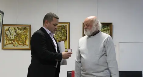 Художникът получава златна значка &bdquo;Русе&ldquo; от кмета Пенчо Милков. Снимка: Архив
