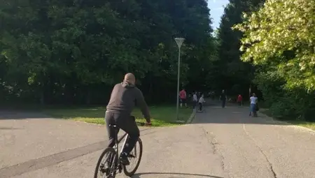 Колоездач блъсна малко момиченце в столичния Южен парк и избяга, вижте го