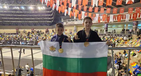 Двама възпитаници на "Хелиос"- Русе спечелиха златен и сребърен медал в Истанбул Двама възпитаници на "Хелиос"- Русе спечелиха златен и сребърен медал в Истанбул