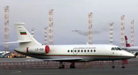 Правителственият самолет кацна след петото захождане