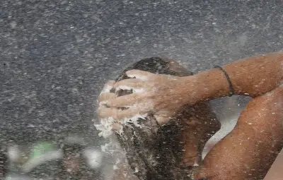 Момиче ограби мъж под душа