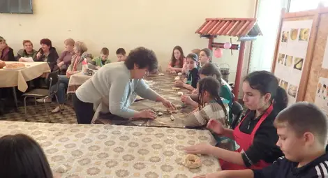 Баби и внуци майсториха украси за обредни хлябове в Ценово