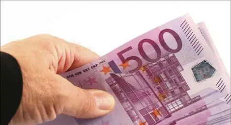 Бързаща за работа жена се спъна в 12 000 евро и ги върна на собственика