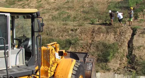 Работници изгребват замърсеното място, а източникът на гудрона ще бъде неутрализиран с варова пепелина. Снимка: Утро