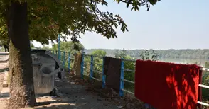 Воняща клошарска бърлога посреща туристите от круизните кораби