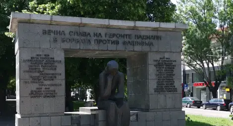 Братската могила и Паметника на жертвите от тоталитаризма в Русе възстановени в навечерието на 9 май Братската могила и Паметника на жертвите от тоталитаризма в Русе възстановени в навечерието на 9 май