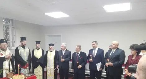 Д-р Парашкевов /крайният вдясно/ бе сред официалните лица на церемонията. Снимка:Авторът