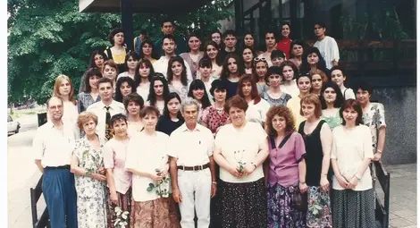 Първите абитуриенти на възстановеното Дойче шуле и техните учители - май 1997 година. Първите абитуриенти на възстановеното Дойче шуле и техните учители - май 1997 година.