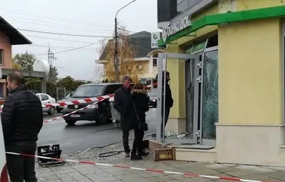 Тримата обирджии на банкомати избягаха от гората?