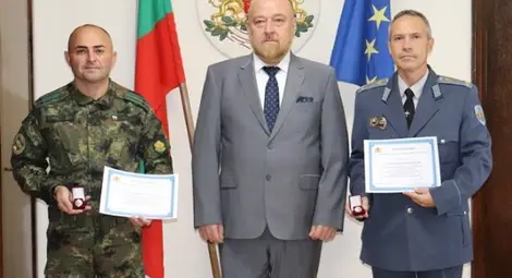 Подполковник Павлин Илиев /вляво/ и подполковник Васил Петров бяха отличени от Анатоли Станев в Деня на независимостта. 					            Снимка: ОА
