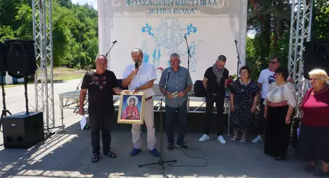 Фолклорният събор „Жива вода“ отново събра стотици хора от цялата страна в Каран Върбовка Фолклорният събор „Жива вода“ отново събра стотици хора от цялата страна в Каран Върбовка