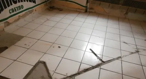 Потрошен мрамор и олющени стени  посрещат в Дома на учените