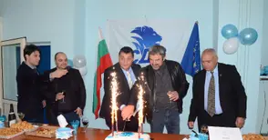 СДС чукна 26 години с торта и шампанско