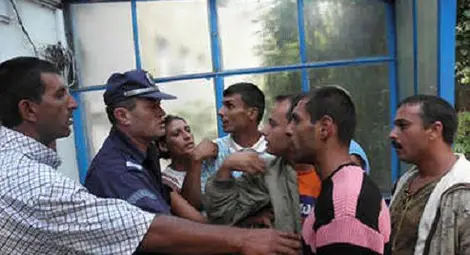 Побесняла тълпа цигани скочи да линчува полицаи