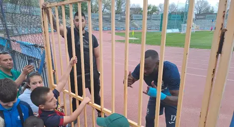 Героят Луис Пахама бе най-ухажваният играч от децата след края на мача.   Снимка: Васко ТОДОРОВ