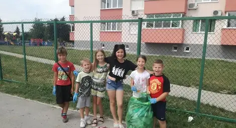 Деца събраха 10 чувала с боклук от площадка и спортно игрище